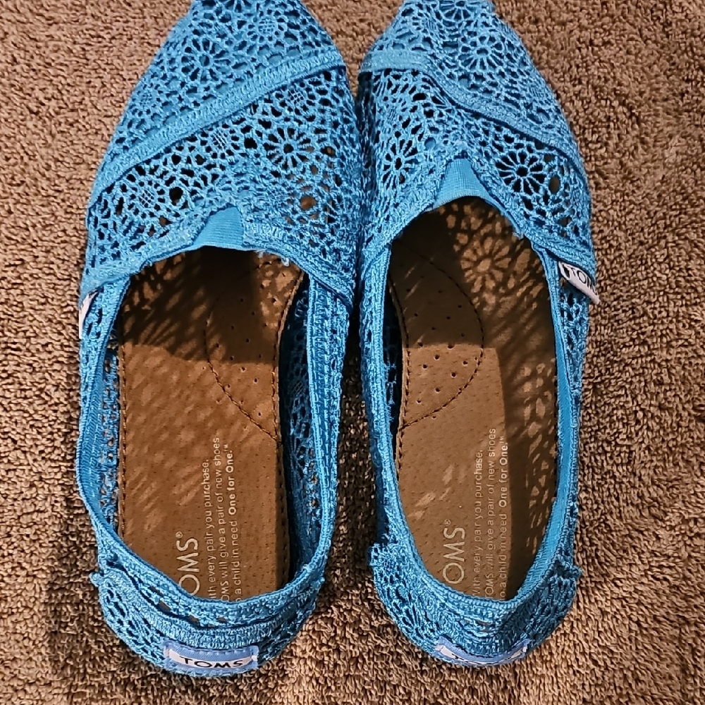 NWOT TOMS Women's Blue Crochet Shoes